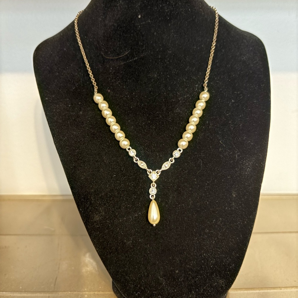 Elegant Pearl accent Necklace